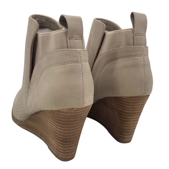 DOLCE VITA Gerdy Ankle Wedge Bootie Heel in Beige Size 8.5 Pull On Perforated - Picture 5 of 6